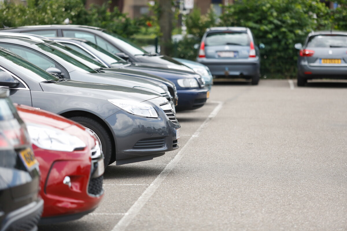 Parkeerterrein Frontenpark Maastricht met rij geparkeerde auto's met de neus vooruit aan de rechterkant. Op de achtergrond staan nog twee auto's vooruit geparkeerd.