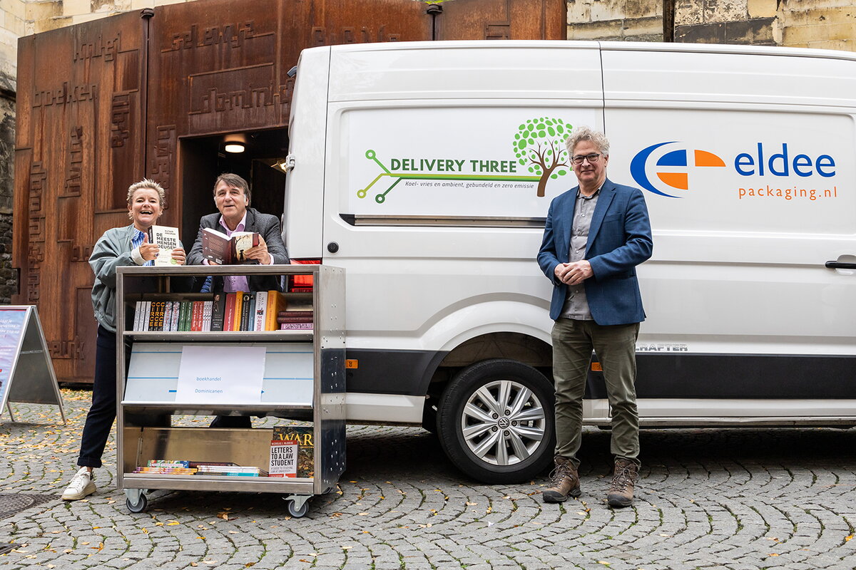 Boekhandel Domincanen in Maastricht doet mee aan Zero Emissie Stadslogistiek en laat slim bevoorraden - op de foto Ton Harmes, projectleider Jelle Ummels en iemand van Dlivery three