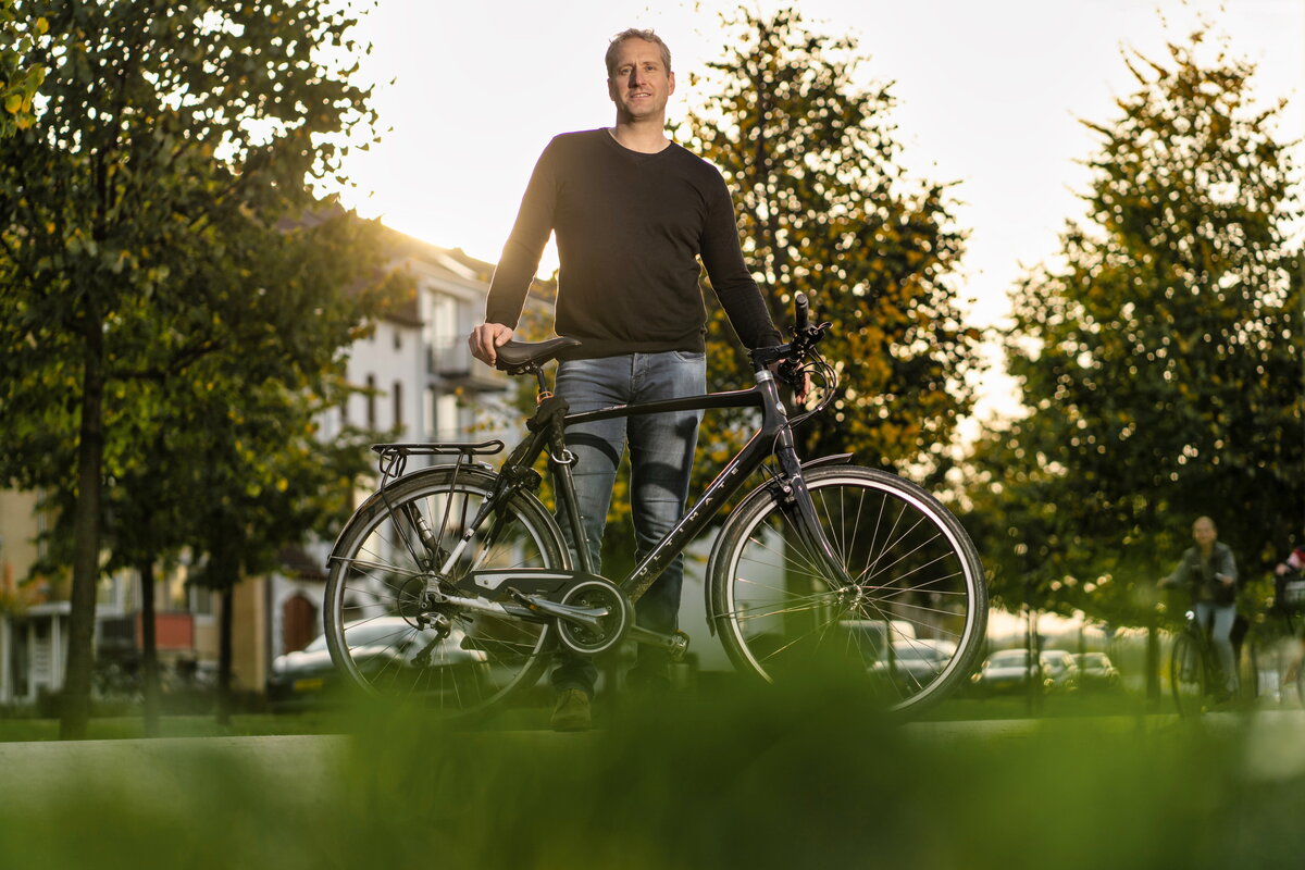  Le chirurgien orthopédique Loek Verlaan avec son vélo sur la route du Groene Loper