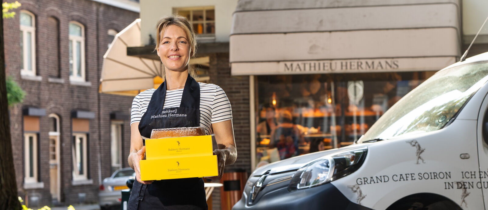 Carmen Hermans bij Bakkerij Hermans en elektrische bestelauto