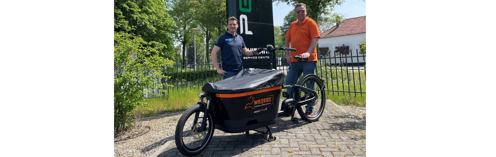 Twee mannen bij een vrachtfiets van het bedrijf WHOP
