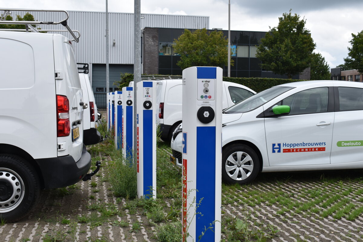 Elektrische bestelauto's en personenauto's van Hoppenbrouwers aan laadpalen