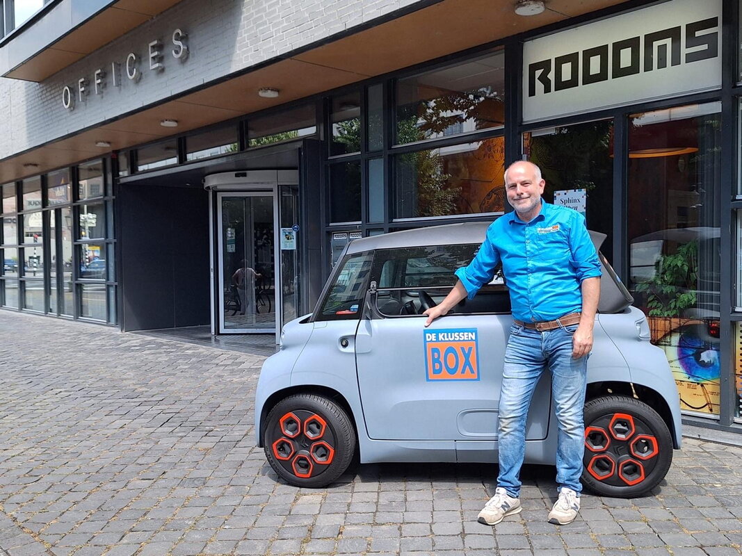 Harold staat voor zijn auto van de Klussenbox