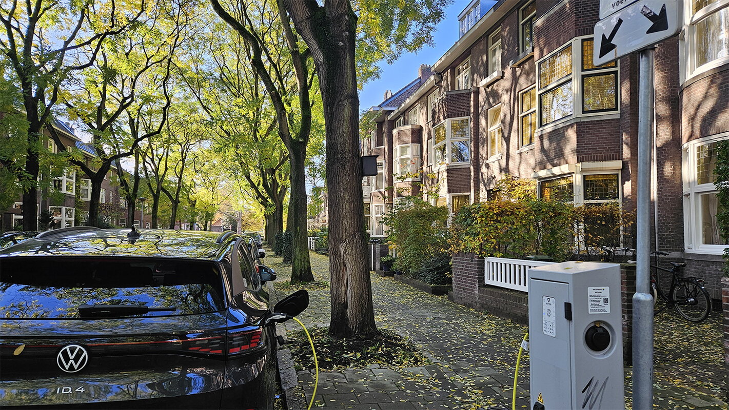 Elektrische auto aangesloten op laadpaal in straat Maastricht