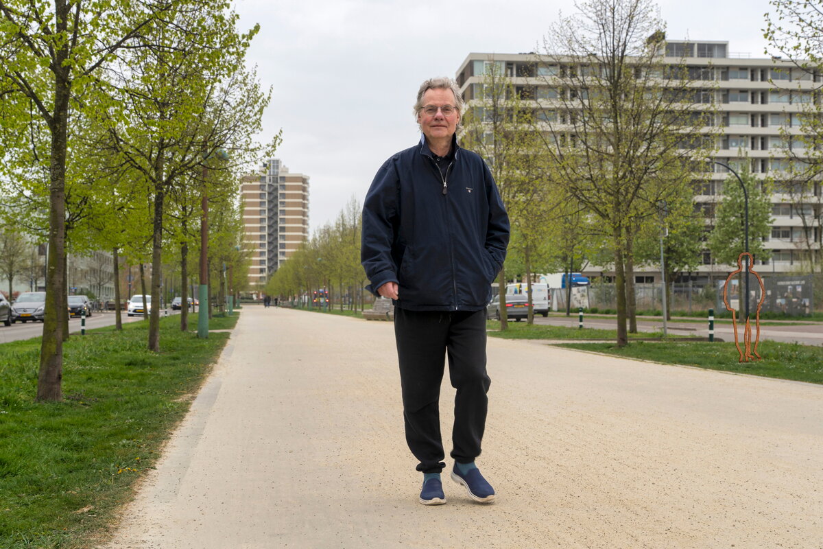 Luc in zwart joggingpak over de Groene Loper