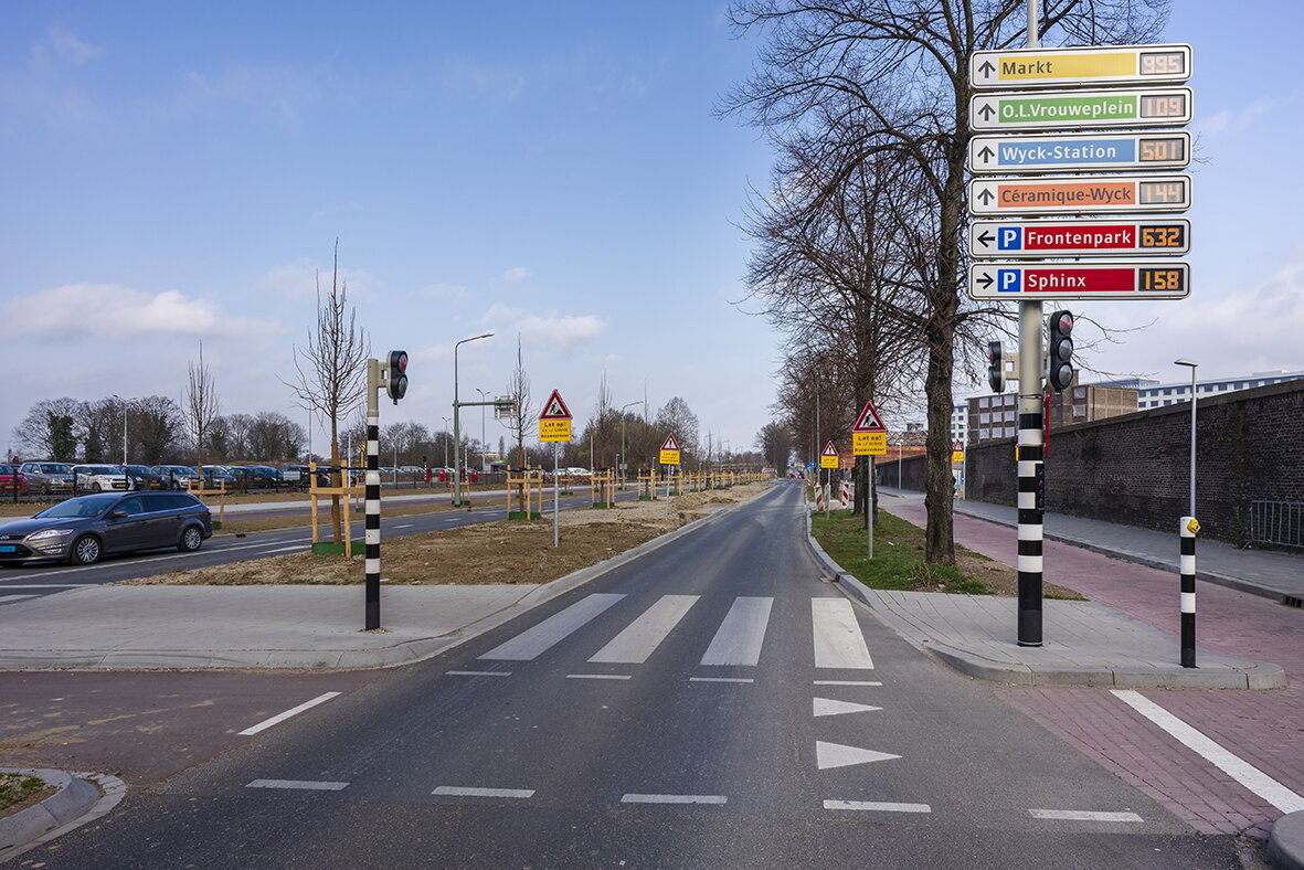 Foto Frontensingel met parkeerinformatie systeem Maastricht. Dit zijn borden waarop met kleuren de gebieden in de stad zijn aangeduid en voor parkeerplaatsen in de buurt hoeveel vrije plekken er zijn op een dynamisch bord. Op de bebording zie je de wijken van Maastricht volgens het parkeersysteem: geel is Markt, groen is O.L. Vrouweplein, blauw is Wyck-Station, oranje Céramique-Wyck en rood Frontenpark en Sphinx. 