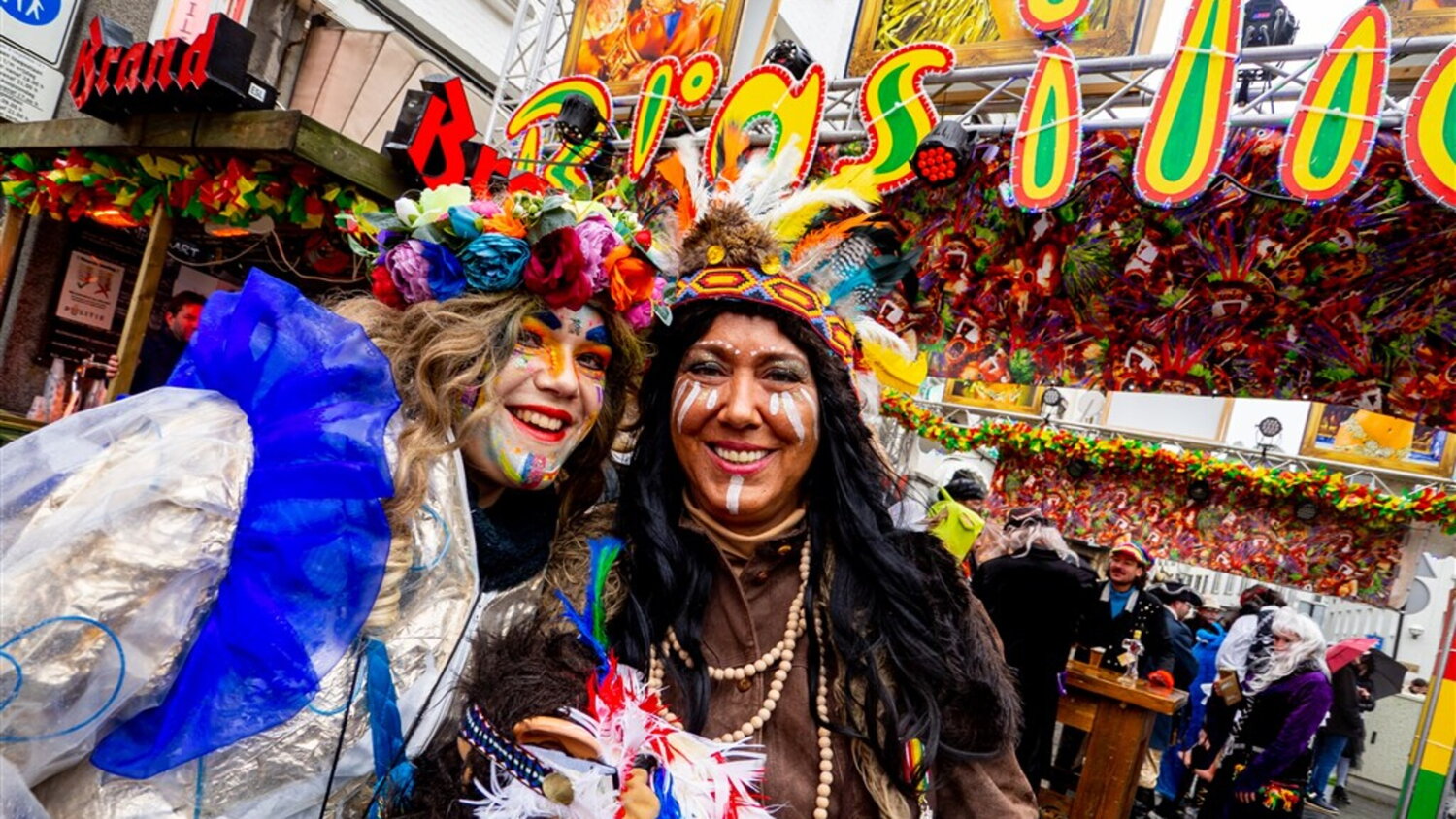 Carnavalisten verkleed en geschminkt