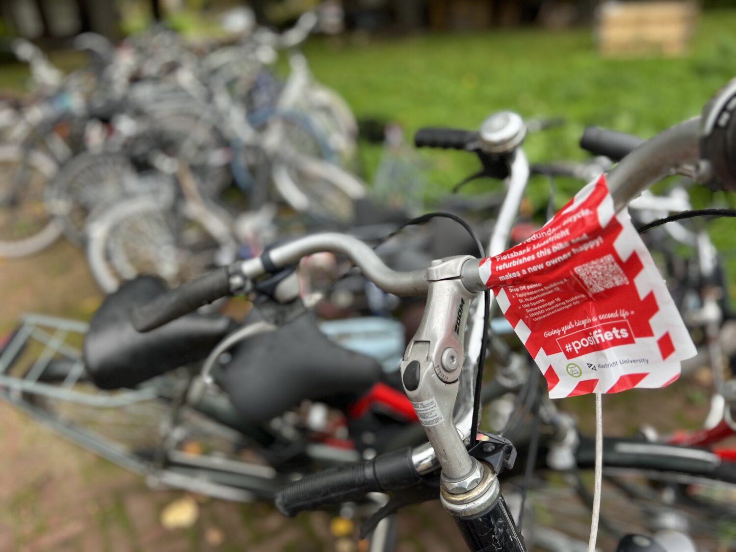 Fiets met rood drop off label. Label is om de stuur van de fiets bevestigt. 