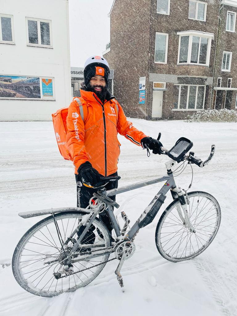 Majiet student UM Thuisbezorgd met sneeuwval op fiets