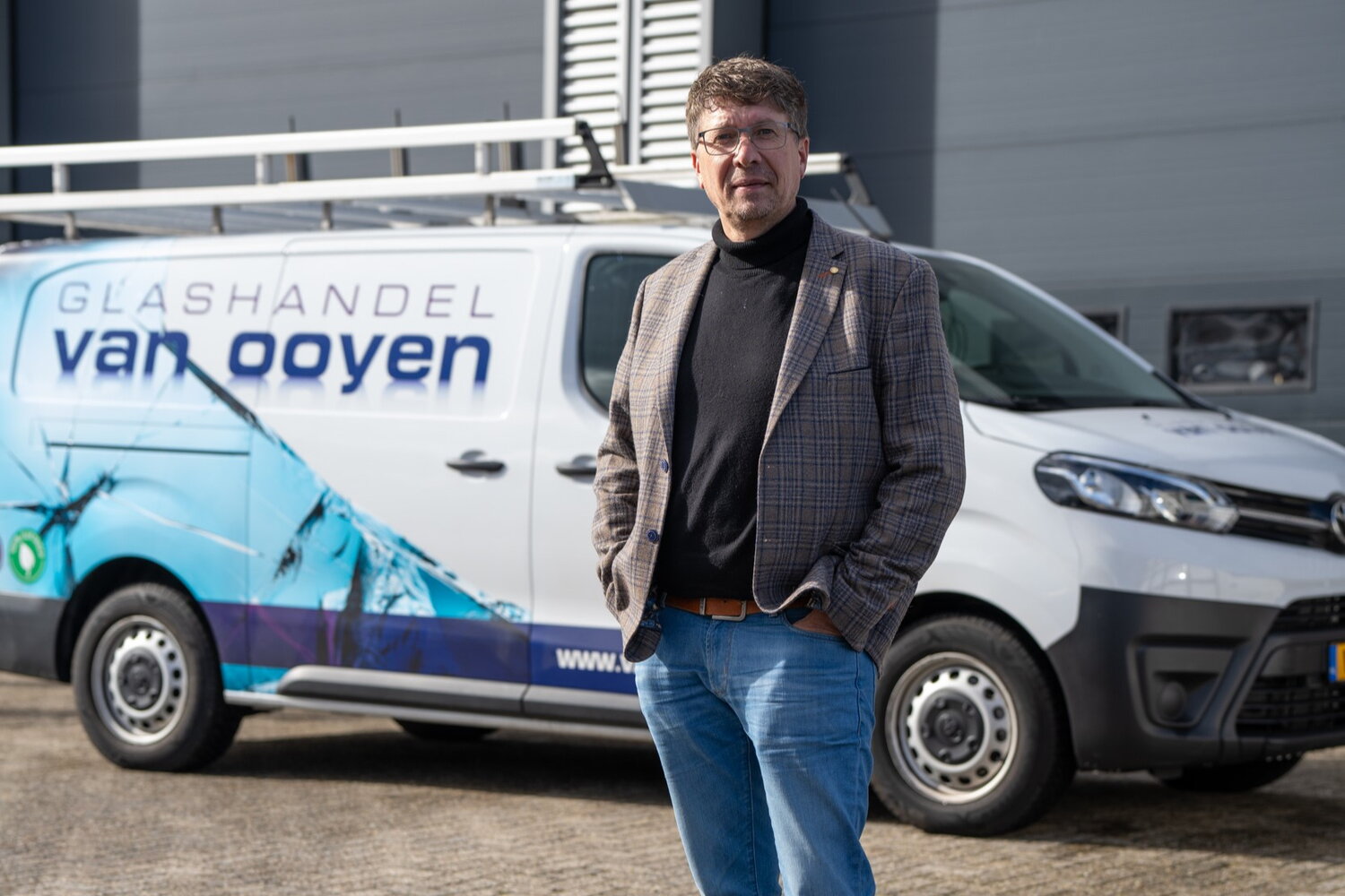 Francesco van Ooyen bij zijn elektrische bestelbus