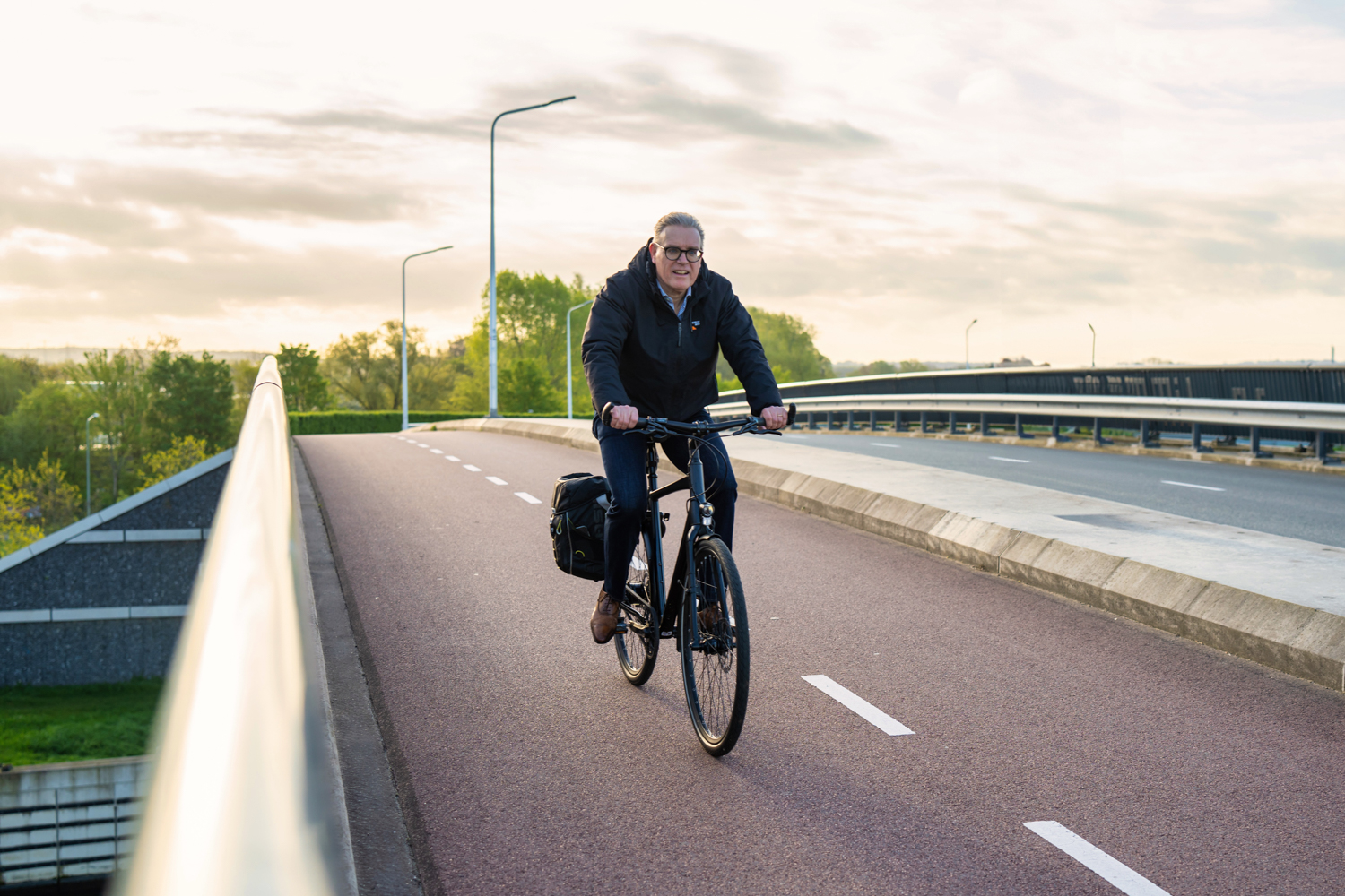 Harry Jonkhout uit Itteren fietst veel - op de brug nabij Itteren
