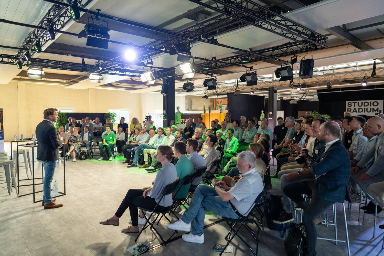 Aanwezigen in de zaal tijdens het logistiek café 13 mei