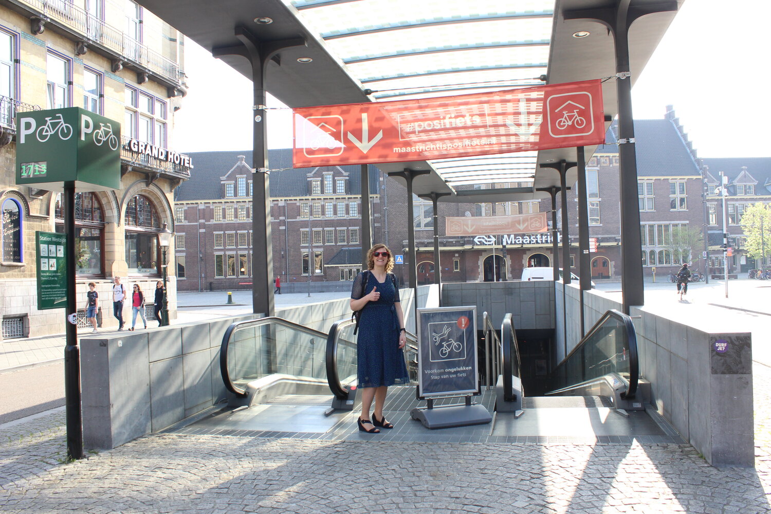Marianne staat bij de ingang van de fietsenstalling bij station Maastricht