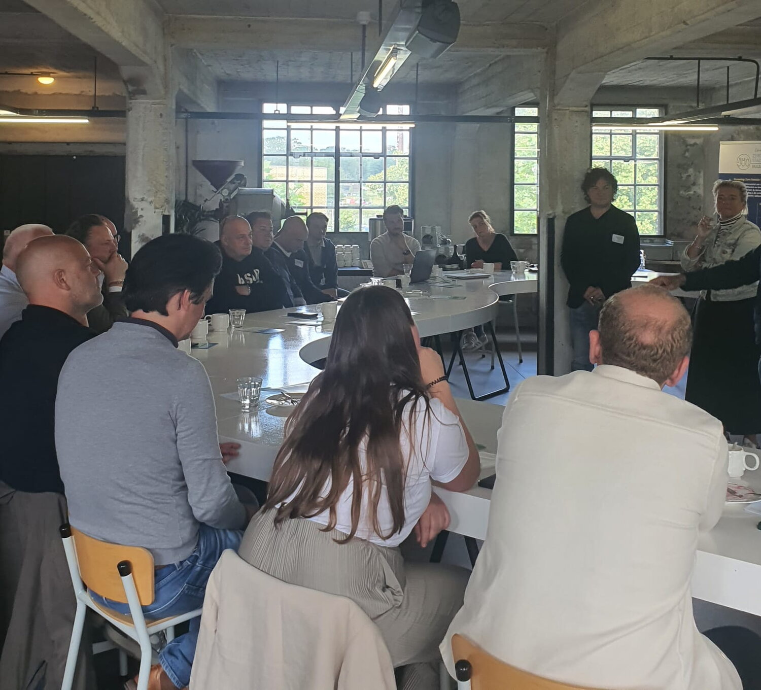 Mensen om tafel tijdens Stadslogistieke Tafel Maastricht