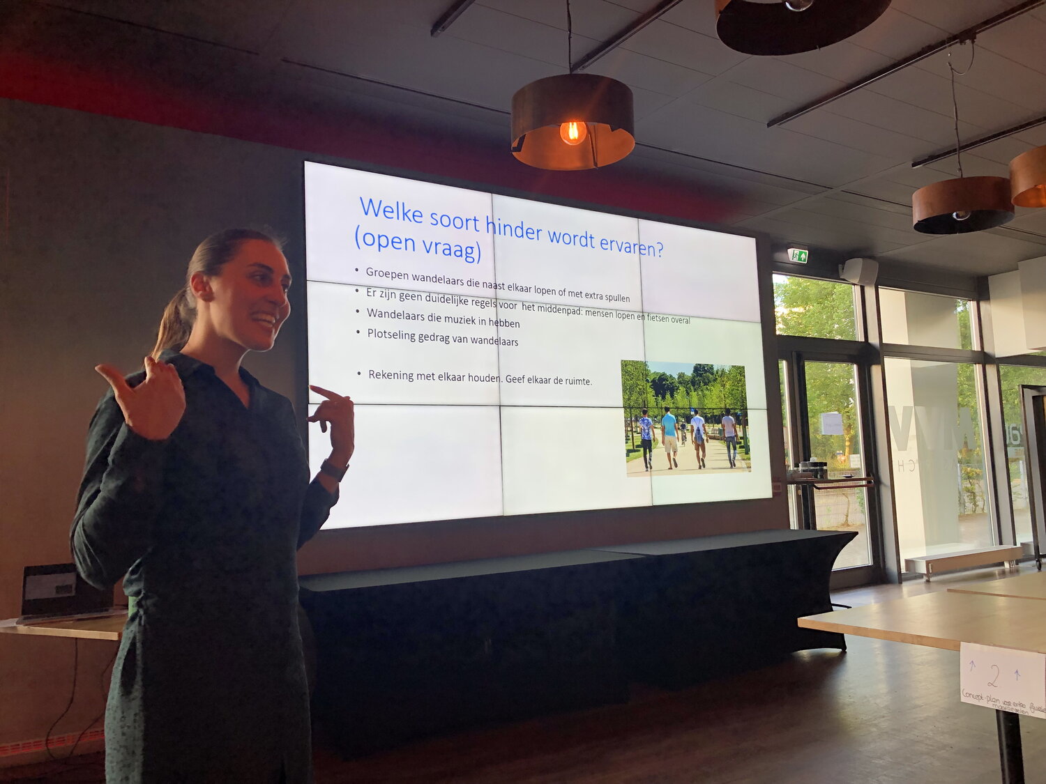 Ilja aan het woord met een powerpointpresentatie tijdens de inloopavond van de Groene Loper op 4 juli