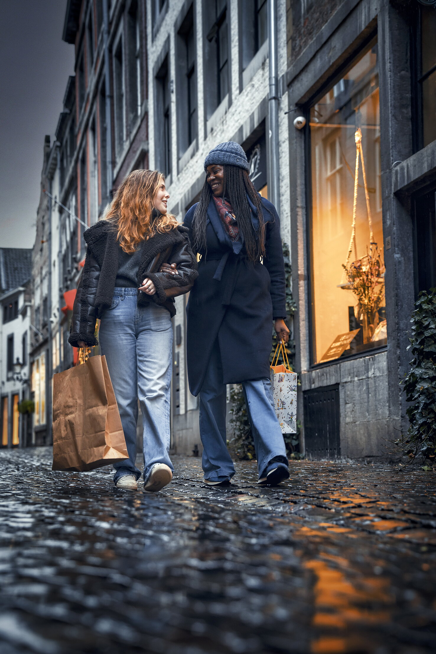 Twee winkelende vrouwen in de Rechtstraat Maastricht