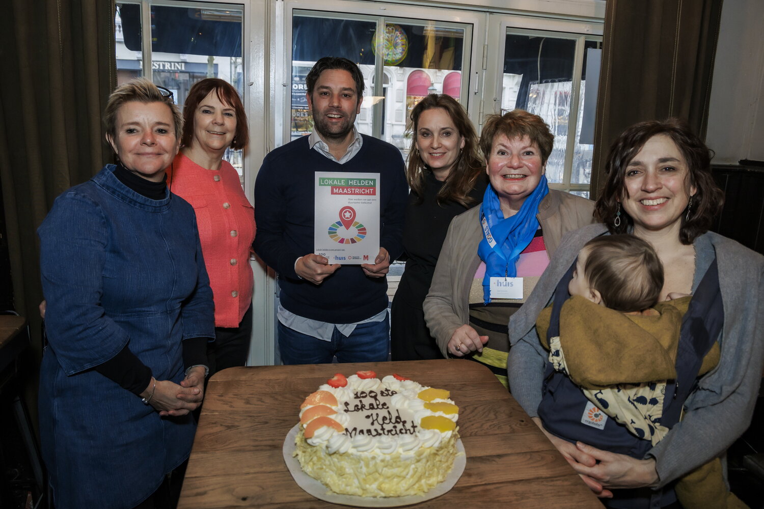 Trotse betrokkenen naast de 100e Lokale Held!