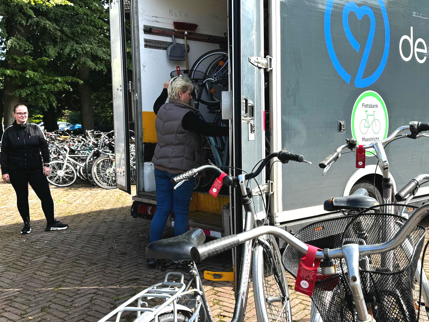Fietsbank haalt fietsen op 