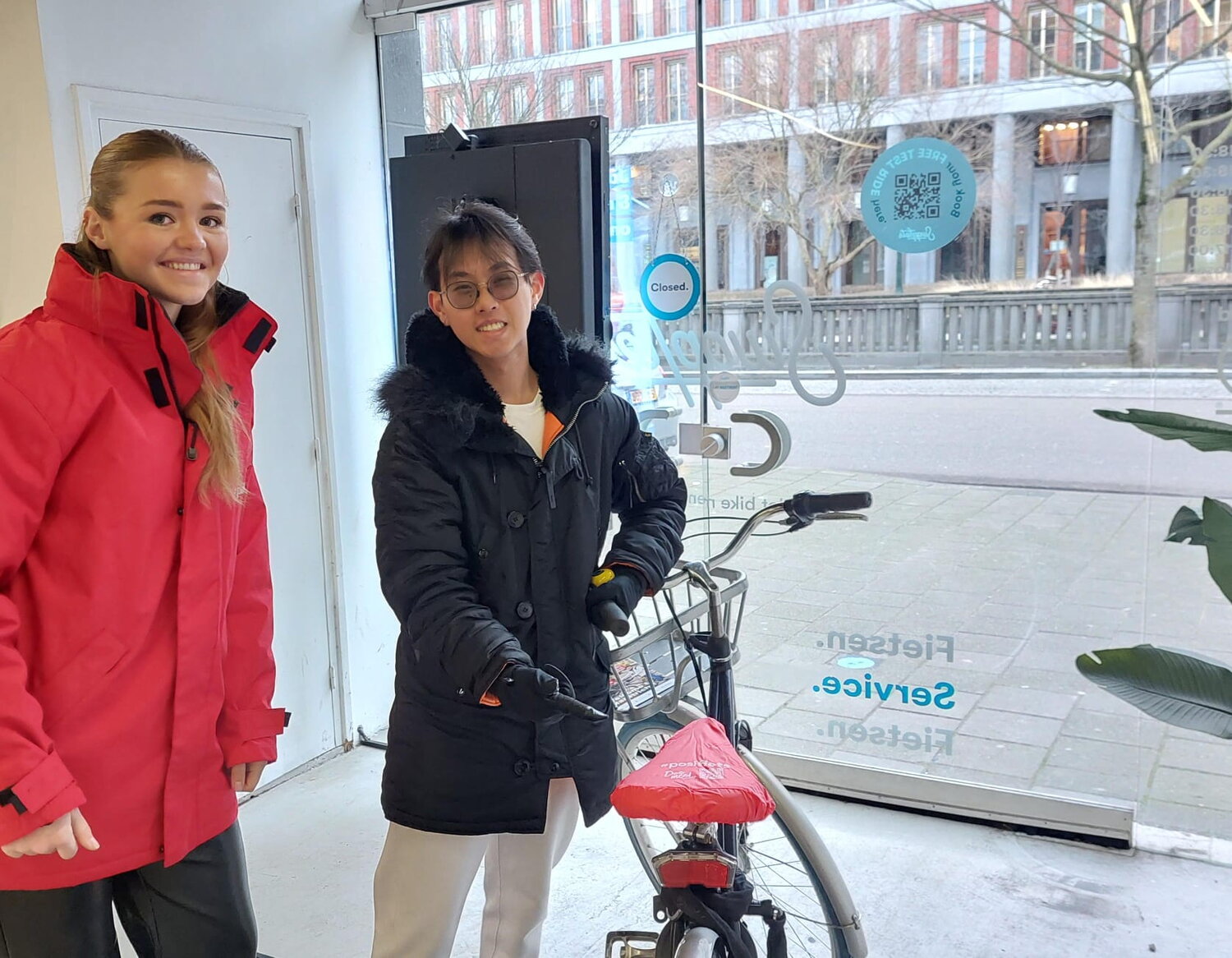 Een student haalt zijn fiets op bij Swapfiets