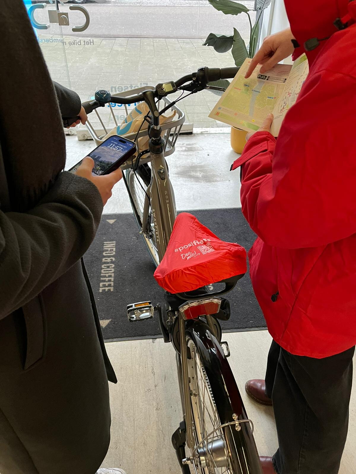 Een student krijgt uitleg over het stallen van fietsen