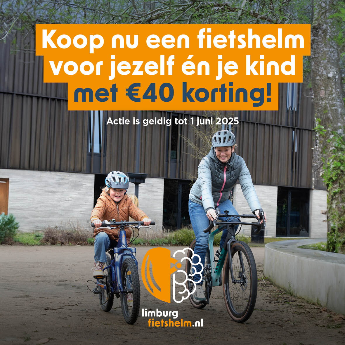 Vrouw op fiets met kind op fiets. Beiden dragen een fietshelm. Tekst: Koop kun een fietshelm voor jezelf én je kind met €40,- korting. Actie is gelig tot 1 juni 2025