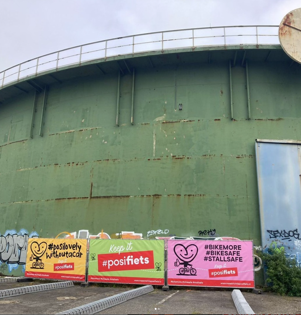 Banners van #posifiets voor de gashouder in Maastricht