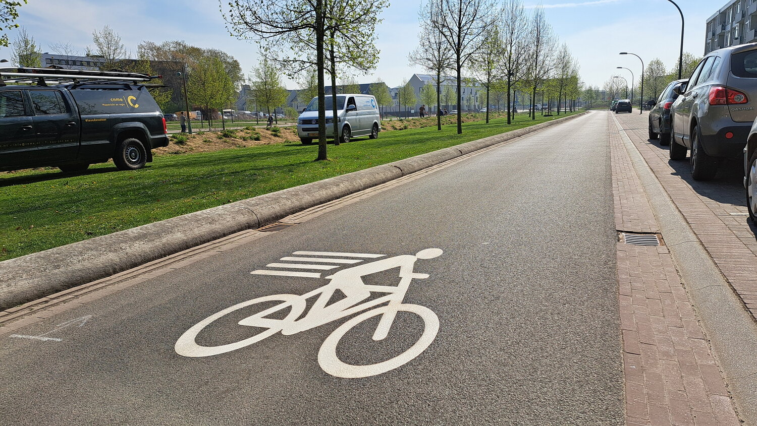 Op de rijbaan van de Groene Loper zie je een symbool van een fietser die snel doorrijdt