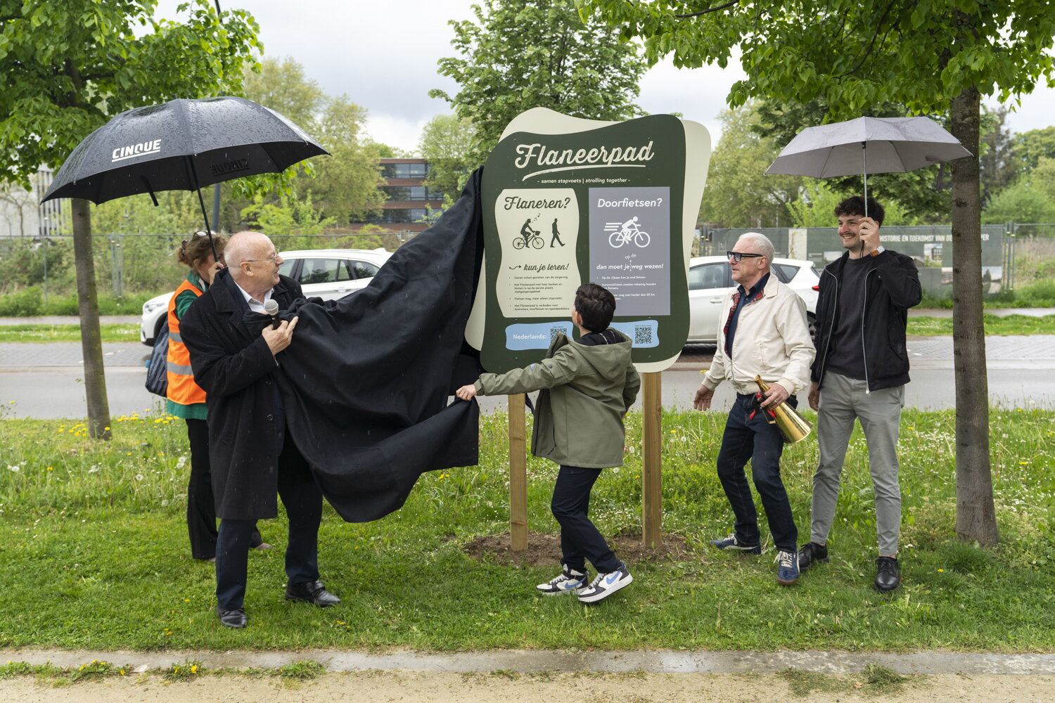Het bord voor het Flaneerpad wordt onthuld door de Kinderburgemeester Bera Külcü.