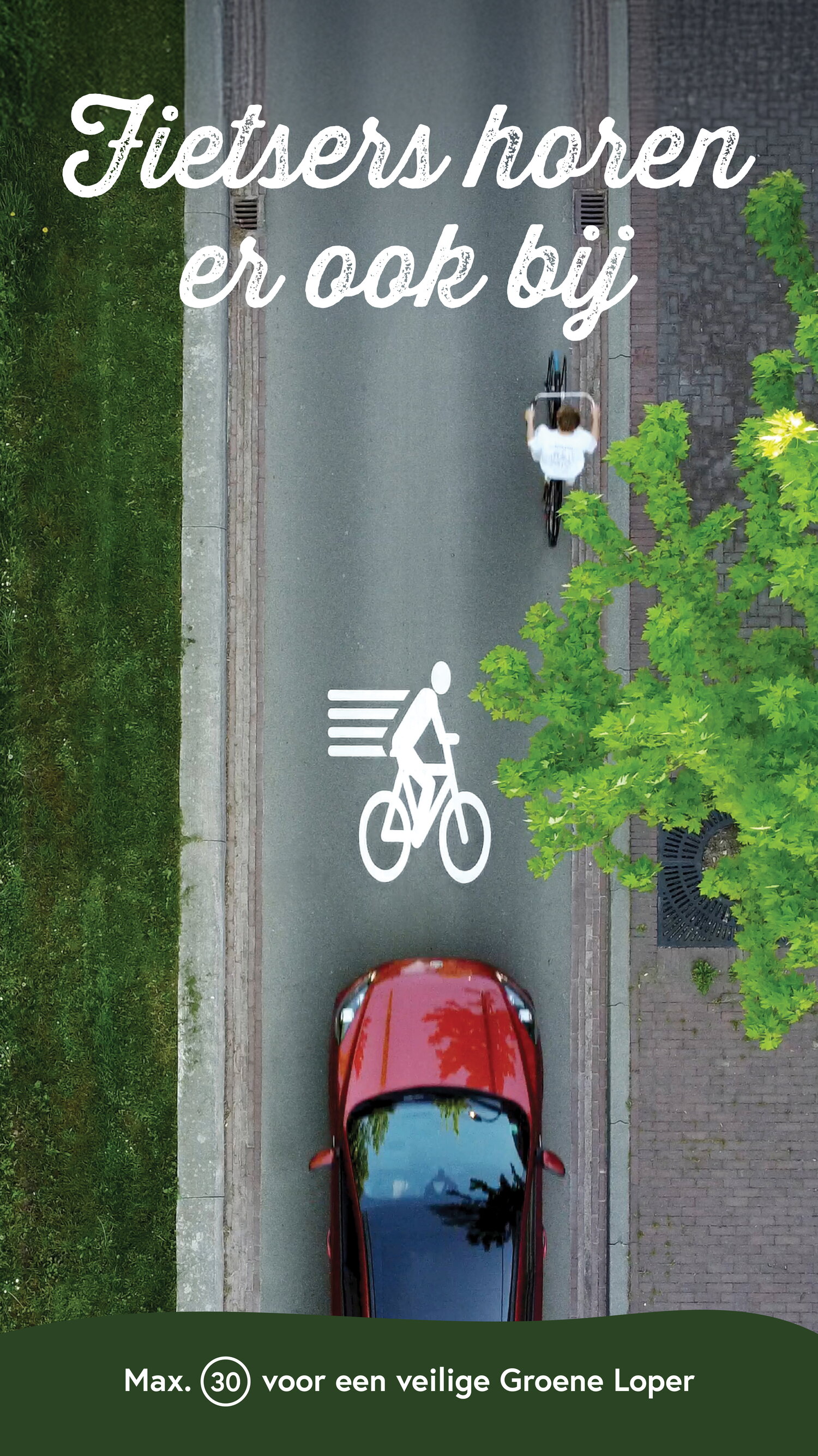 Bovenaanzicht van de rijbaan naast de Groene Loper met daarop een rode auto en fietser. De tekst is Fietsers horen er ook bij 
