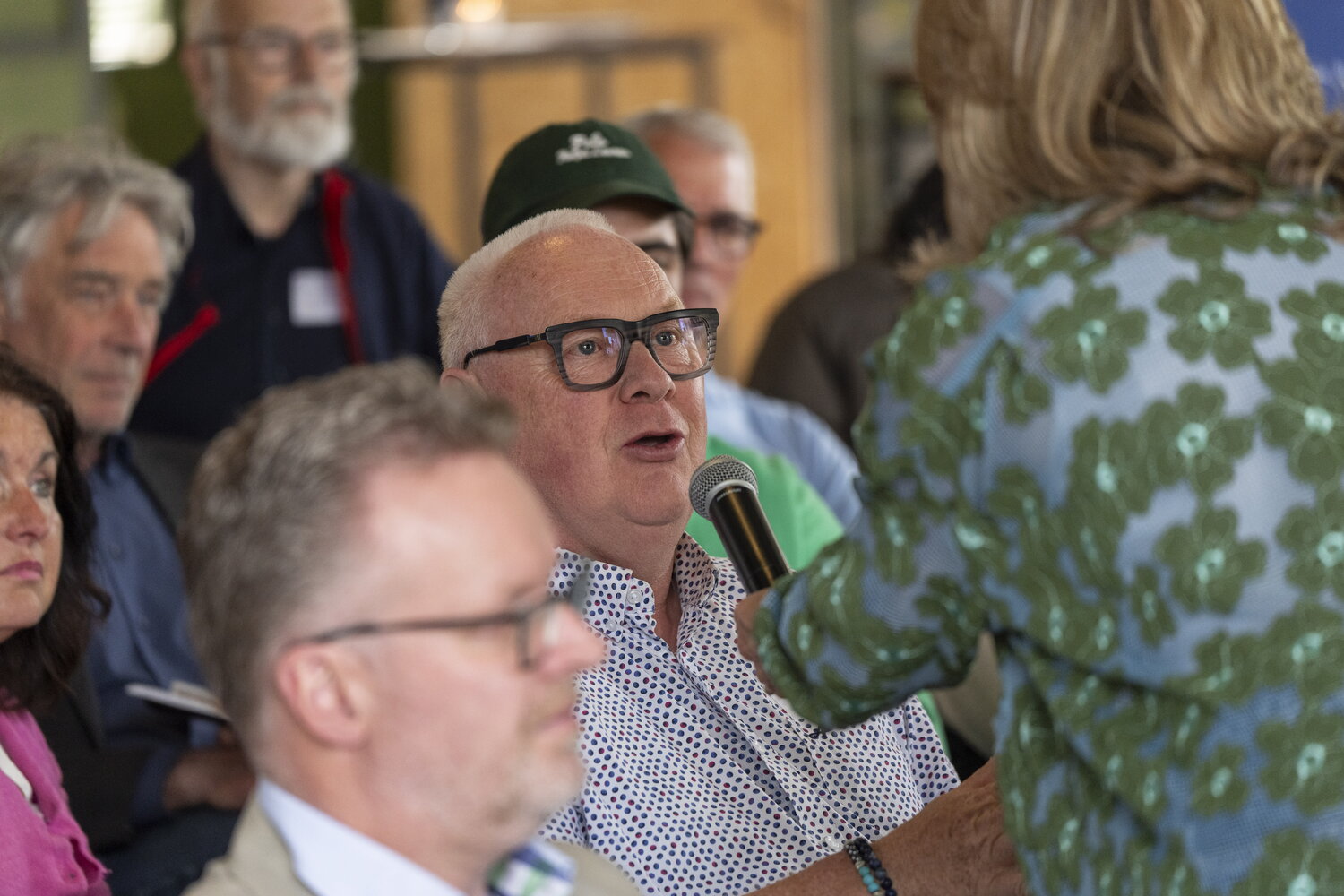 Bijeenkomst logistieke hub in gesprek met iemand uit zaal
