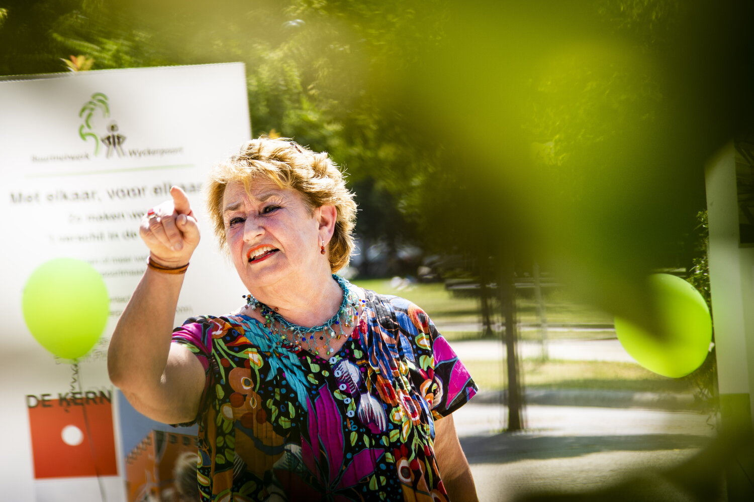 Corry de Koster houdt een toespraak en wijst met haar vinger