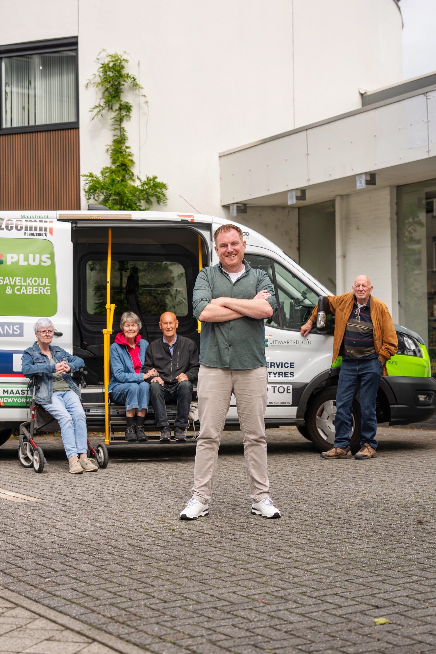 Man voor elektrisch busje