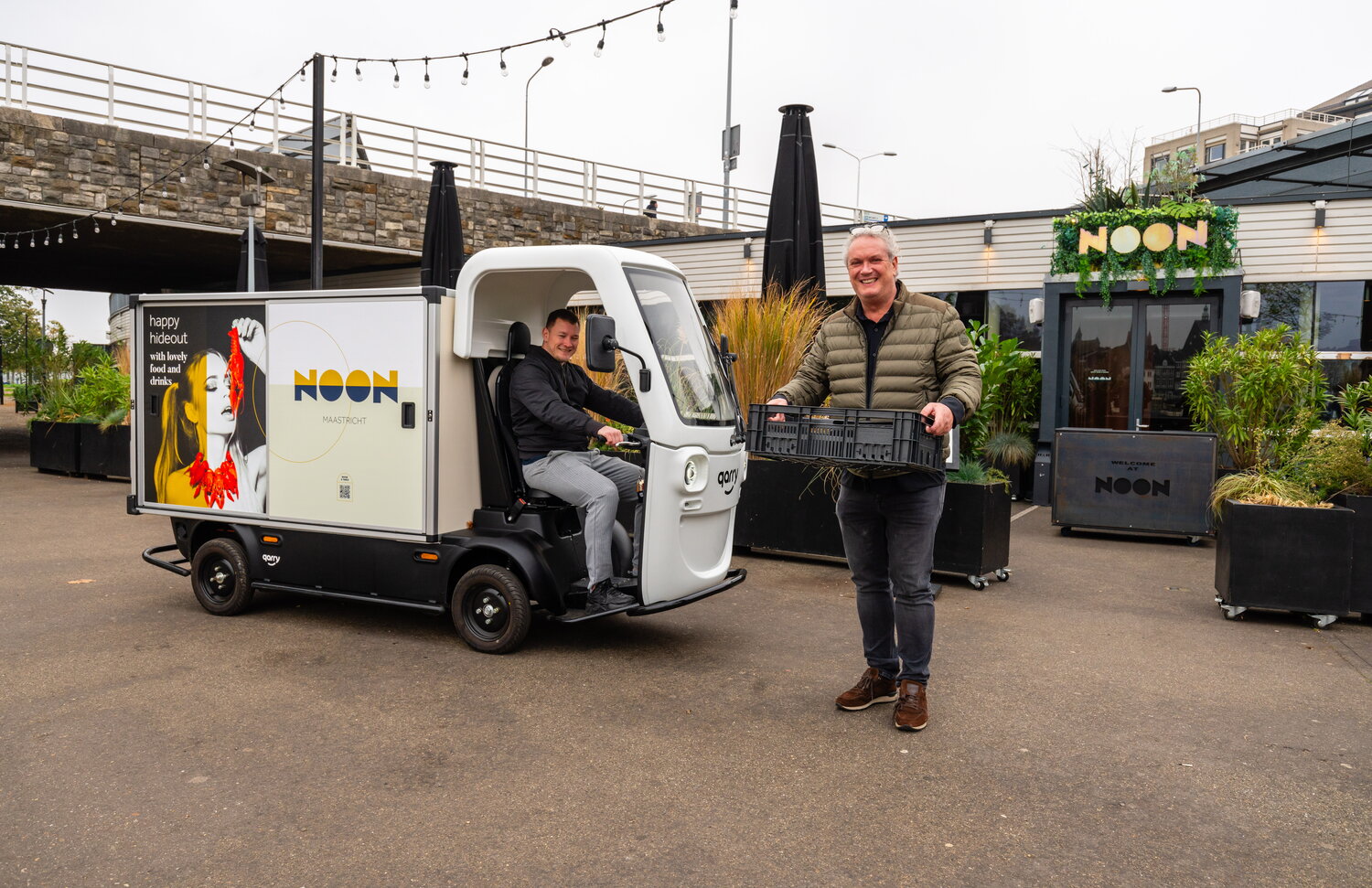 NOON, man in beeld bij transport met kratje in handen