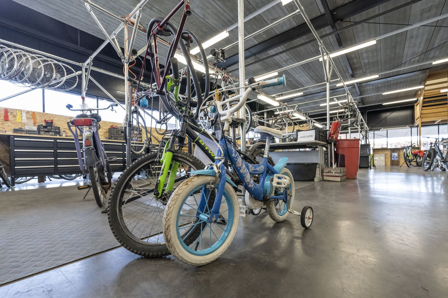 2 gedoneerde fietsen in ambachtscentrum fiets maastricht