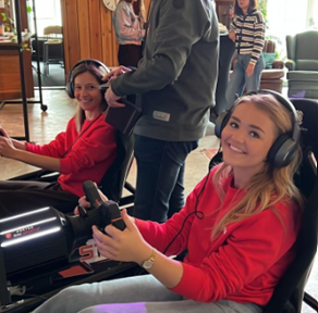 pascale en giulia bij het simracen van posifiets maastricht