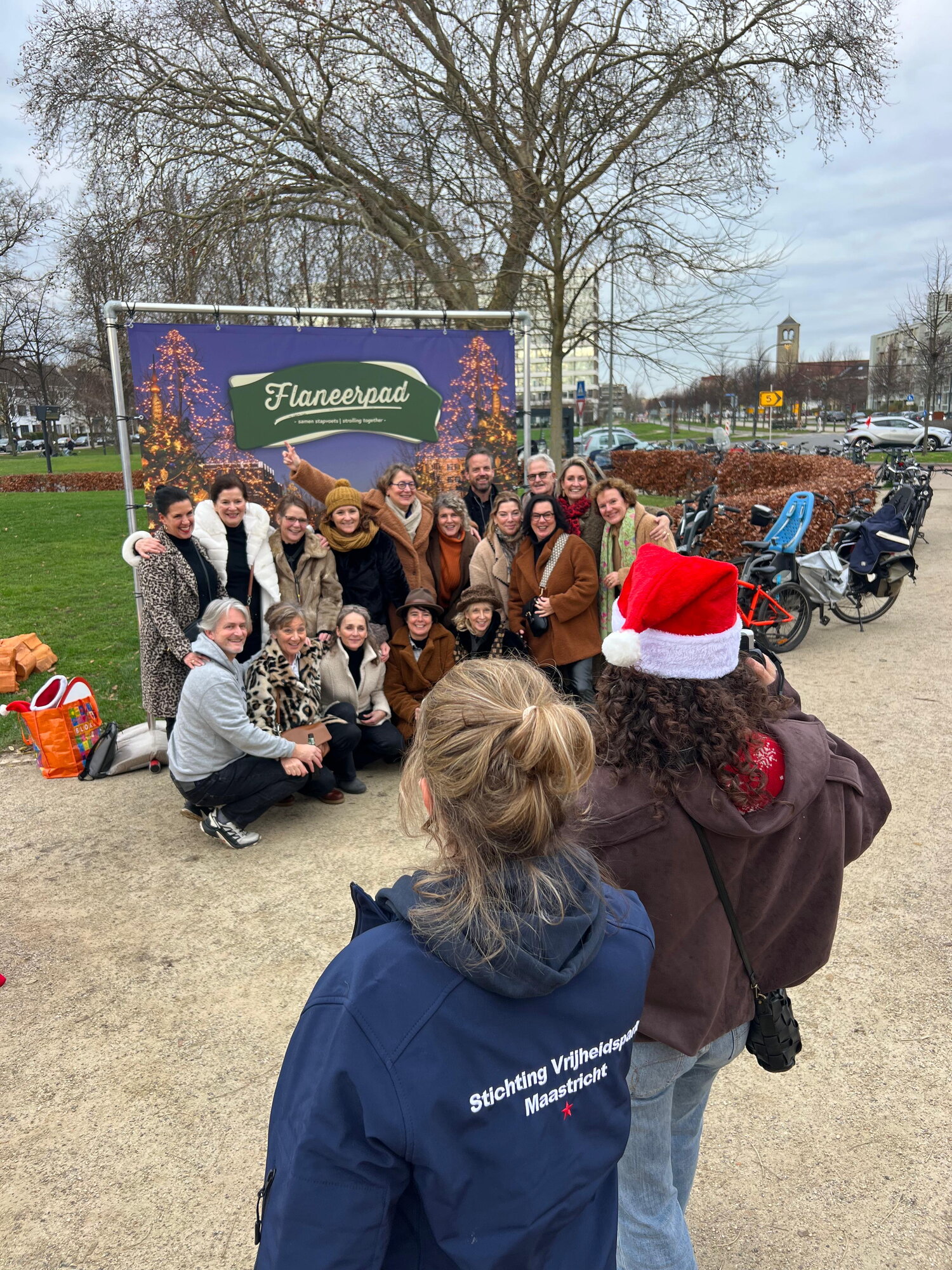 groep poseert voor scherm op groene loper