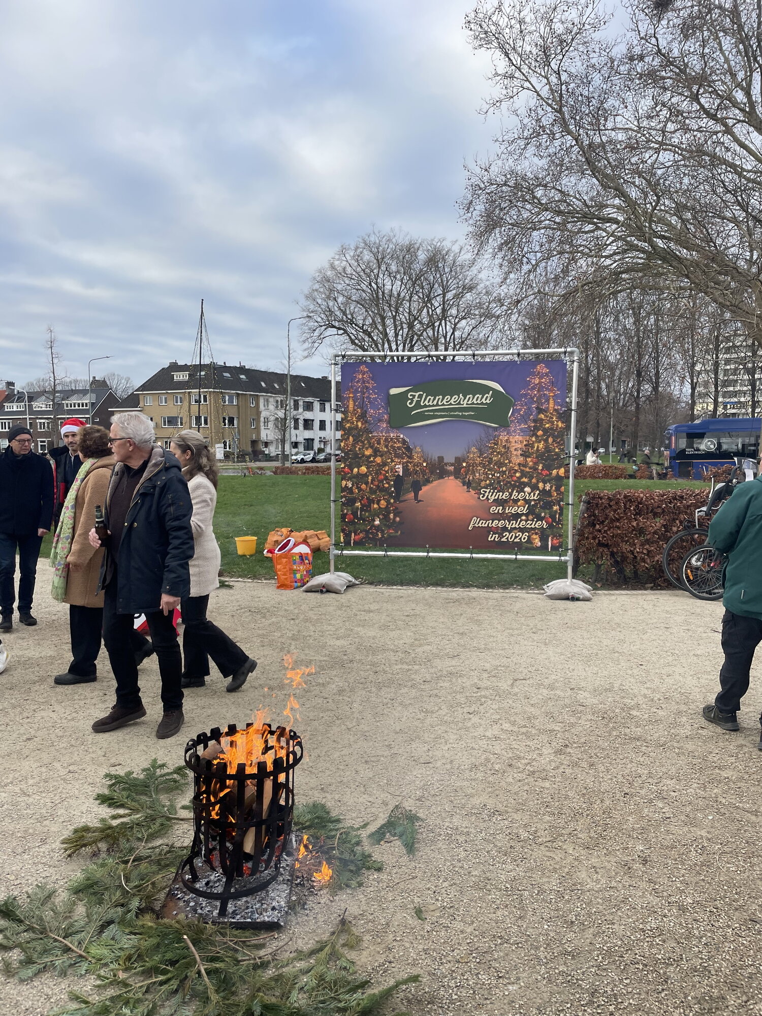 Groene Loper met fotowand en vuurkorf op voorgrond