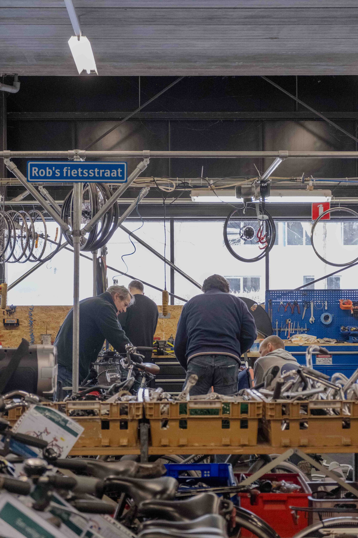 foto van mensen aan het werk in ambachtscentrum fiets