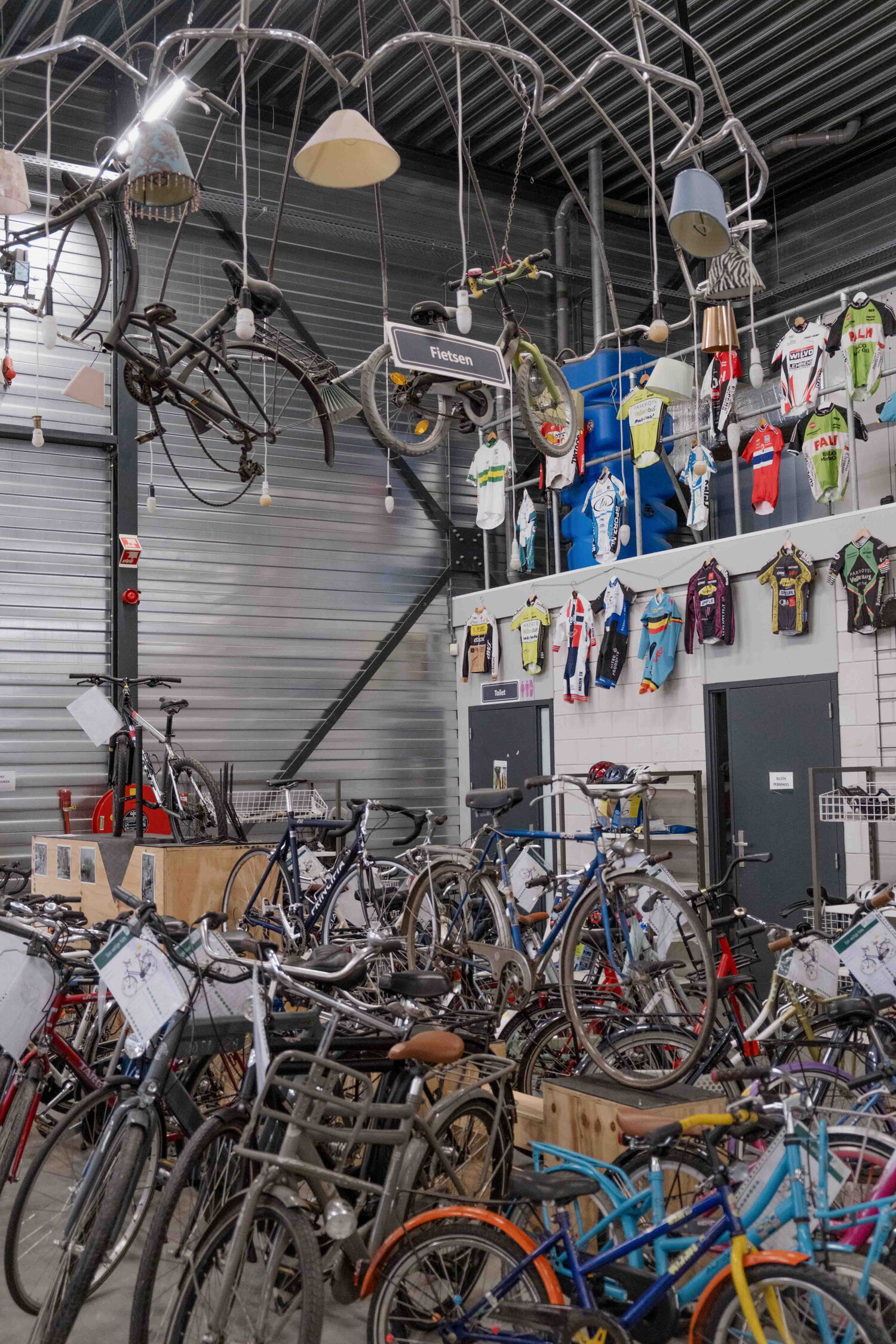 afdeling fietsen bij kringloop zuid in randwyck