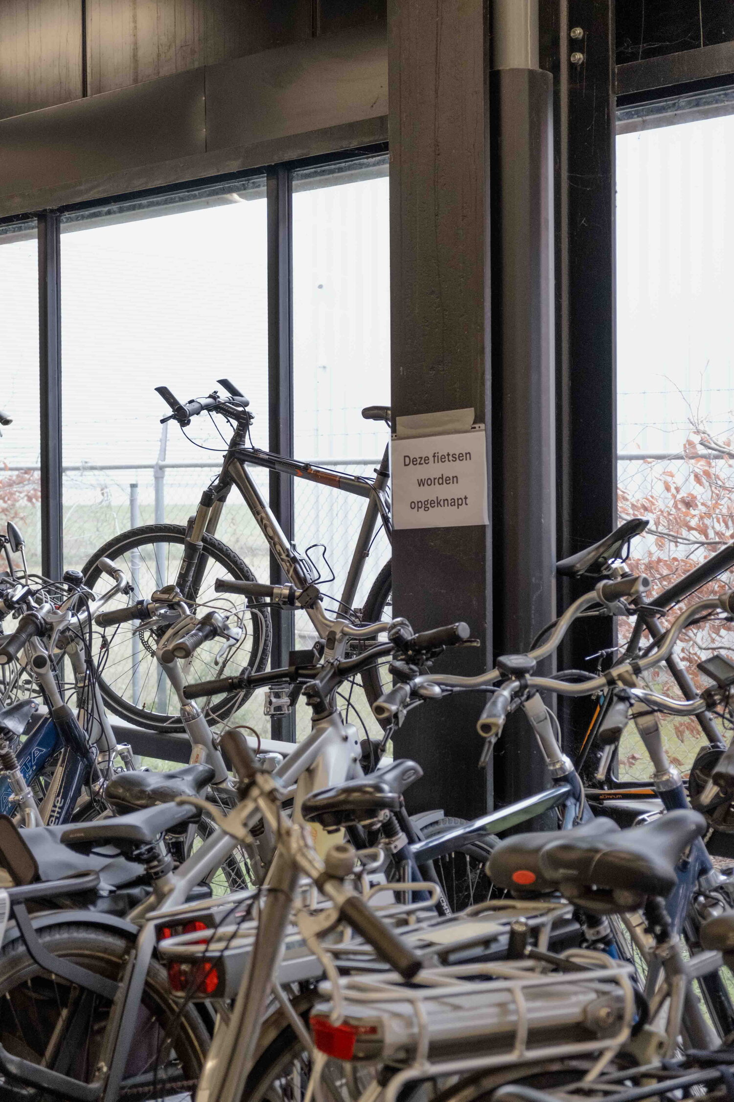 Foto in Ambachtscentrum Fiets met bordje "deze fietsen worden opgeknapt"