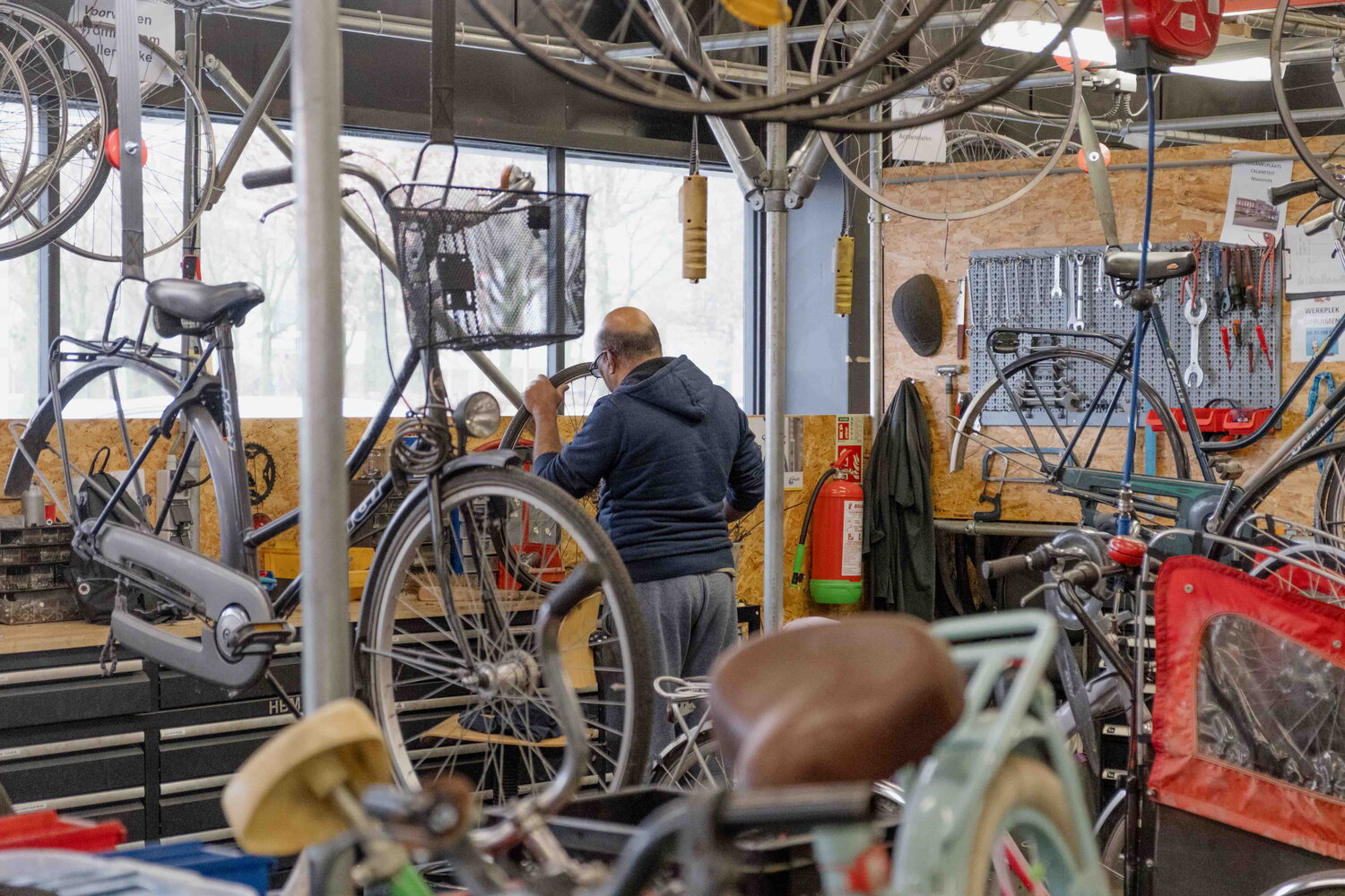 iemand aan het werk bij ambachtscentrum fiets