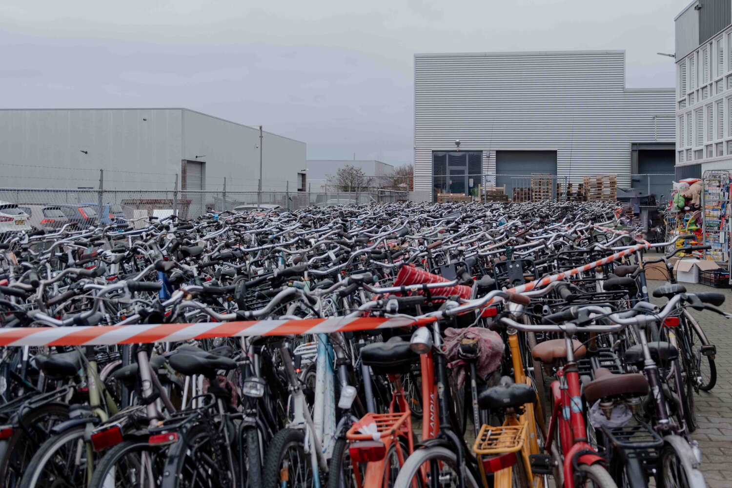 foto van duizenden fietsen buiten bij de kringloop
