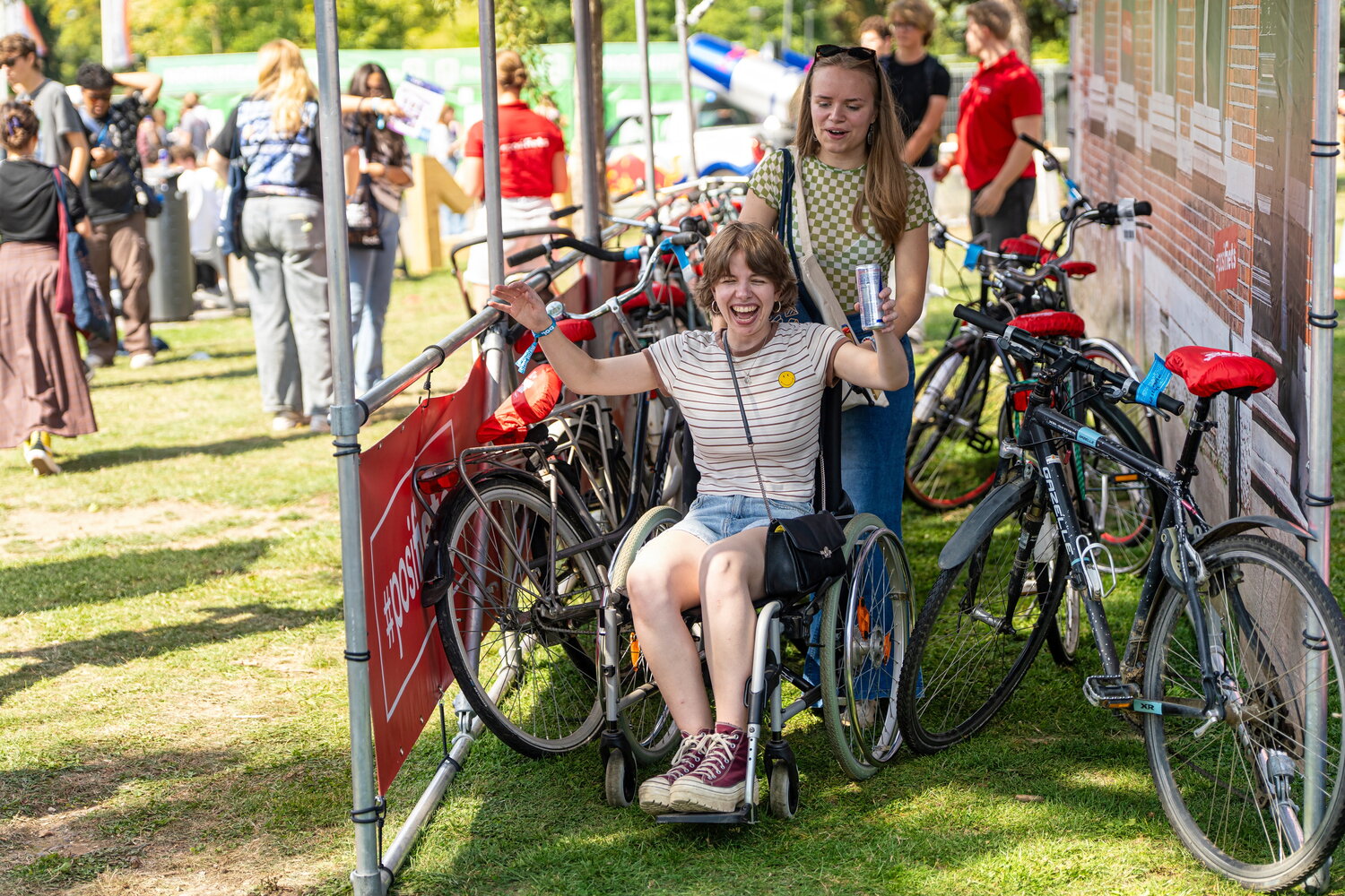 Twee studenten ervaren de Obstacle Run tijdens de Welcome to Maastricht Market tijdens INKOM 2026 