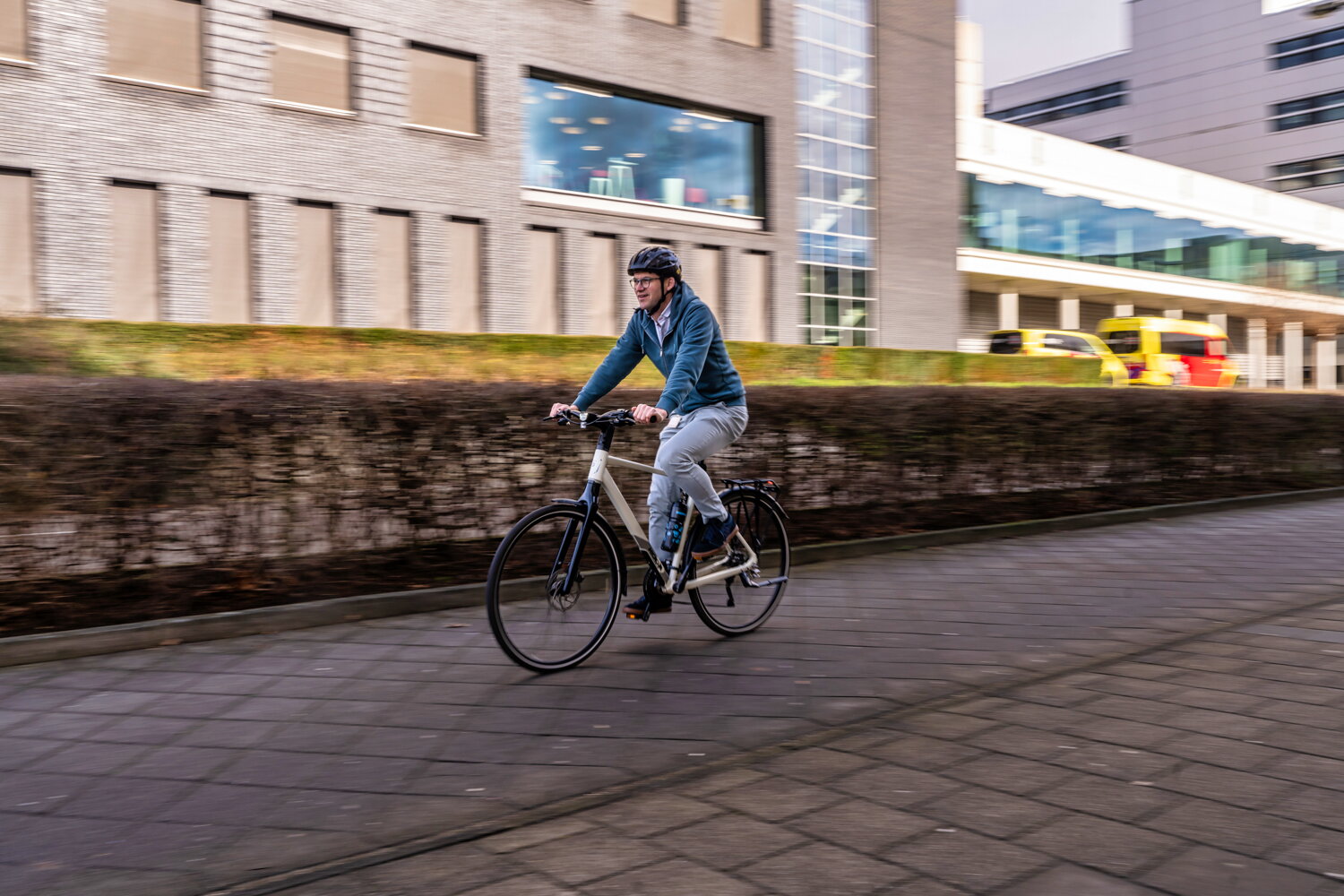 marcel aries in actie met fietshelm
