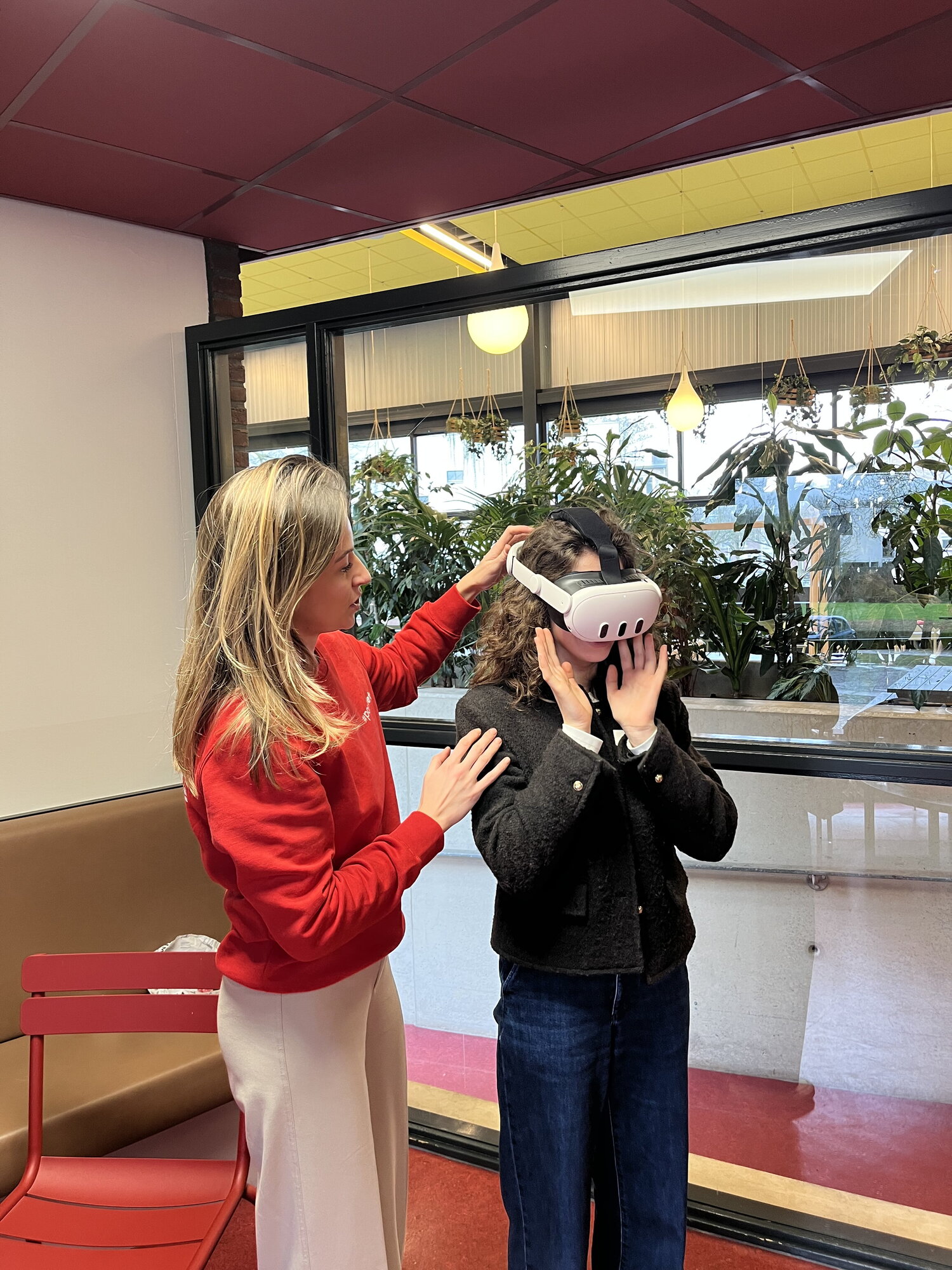 Posifiets team begeleidt een student die een VR bril op heeft
