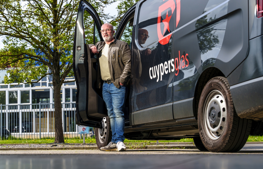 Cuypers Glas benno, man bij elektrische bus