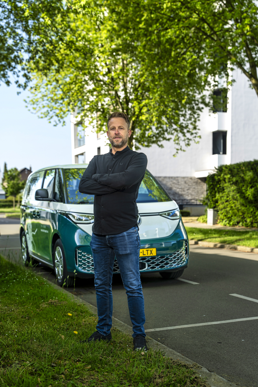 man voor elektrische bus