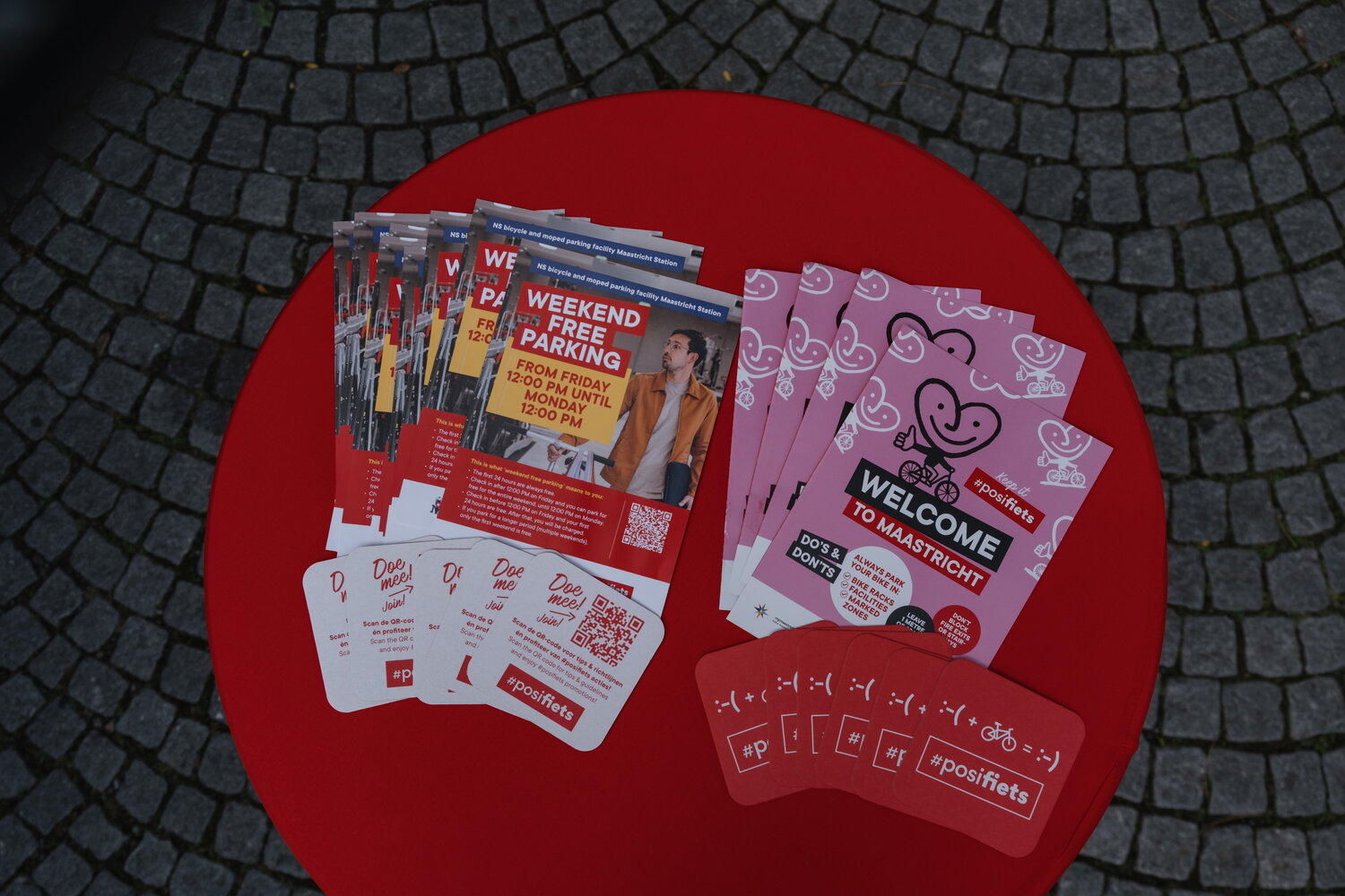 statafel met posifiets en ns flyers