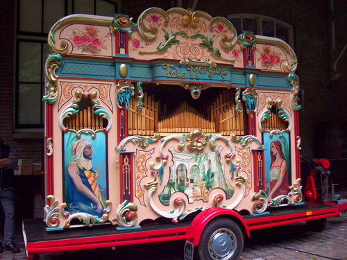 Een draaiorgel met veel verschillende kleuren