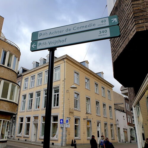 Foto van verkeersbord naar fietsenstalling comedie en vrijthof